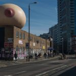 Allattamento: un seno gigante a Londra