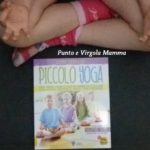 Una lezione di yoga con mamma e papà